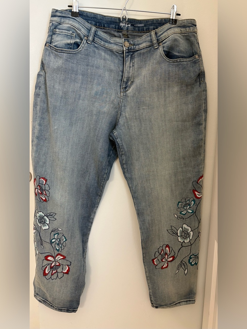 Style & Co Boyfriend Women’s Light Wash Floral Embroidered Jeans Sz:18